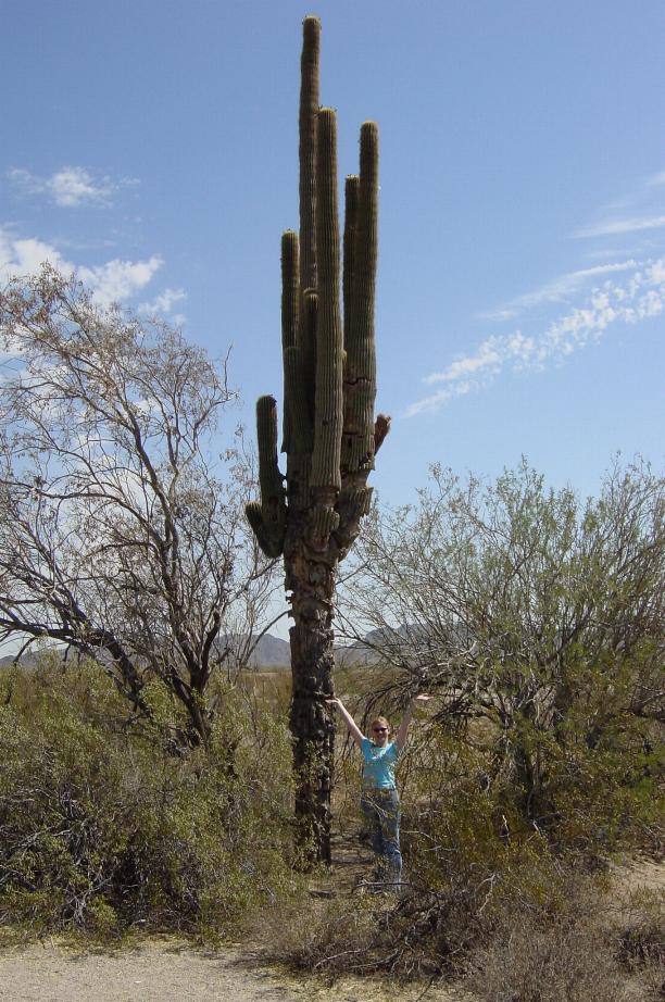 Su instructora con un cactus en México